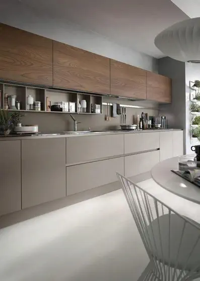 Cozinha minimalista com armários cinza e detalhes em madeira.